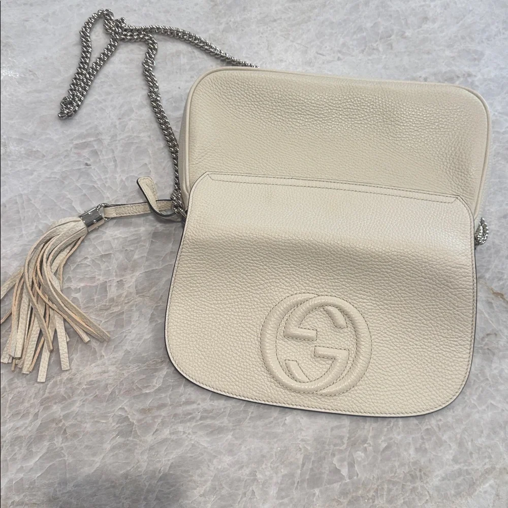 Gucci Cream Crossbody SoHo Bag with Chain Strap